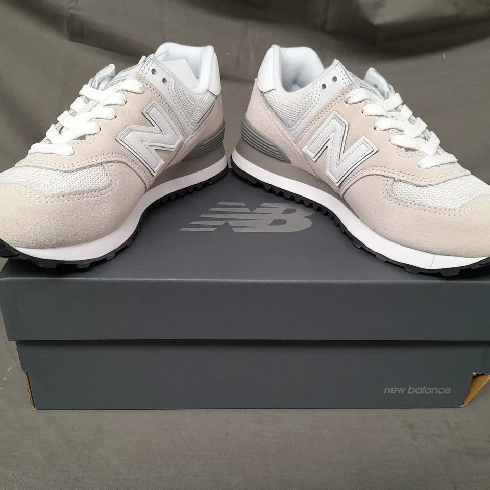 BOXED PAIR OF NEW BALANCE 574 TRAINERS IN STONE UK SIZE 5.5