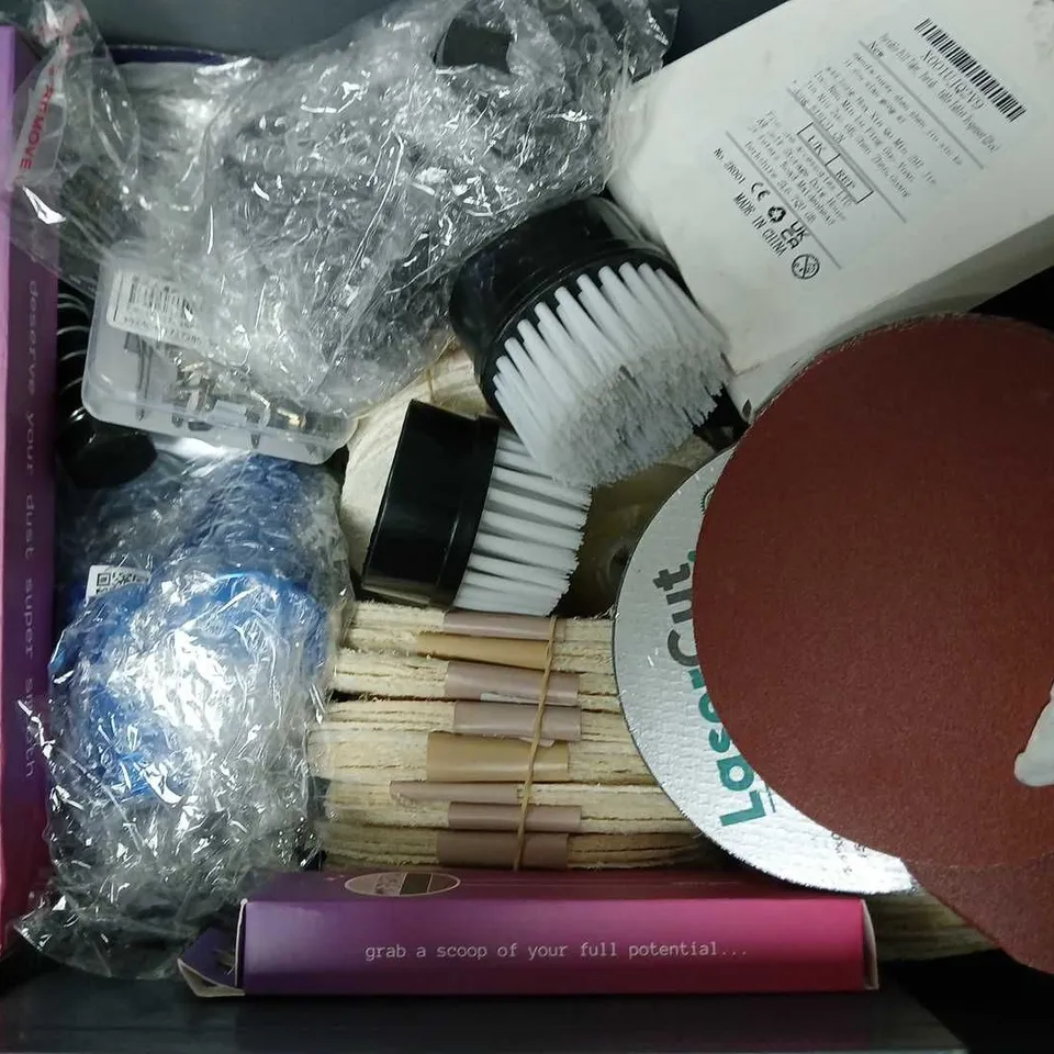 APPROXIMATELY 15 ASSORTED HOUSEHOLD ITEMS TO INCLUDE TAPE DISPENSER, FANCY PINK FROTHER, LASERCUT DISCS, ETC