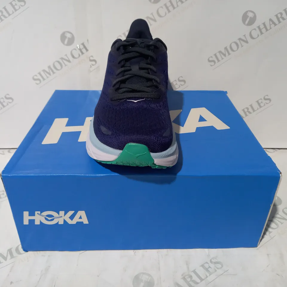 BOXED PAIR OF HOKA CLIFTON 8 TRAINERS IN NAVY/AQUA UK SIZE 6.5