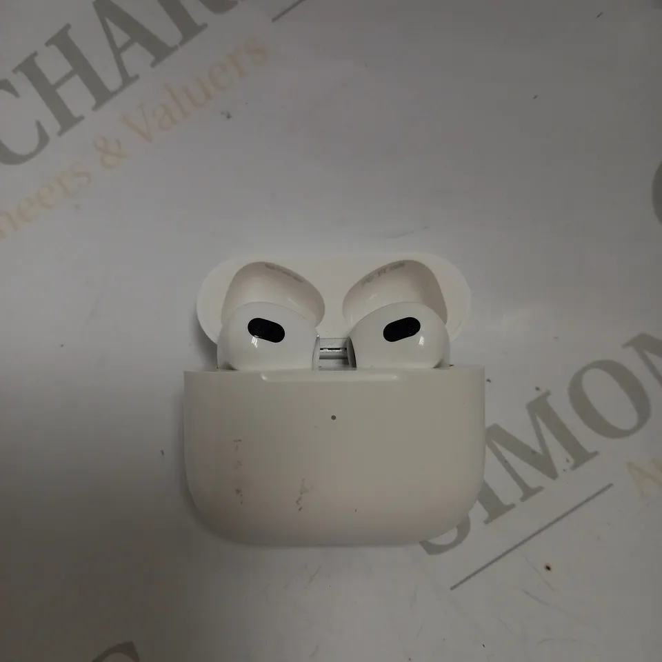 APPLE AIRPODS (3RD GENERATION)