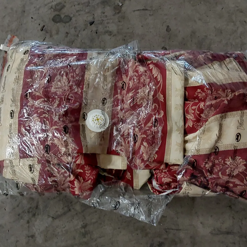 BRAND NEW BAGGED PAIR OF RED/BEIGE FLORAL CURTAINS // SIZE UNSPECIFIED (1 ITEM)