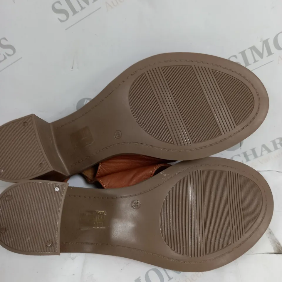 PAIR OF MODA IN PELLE LASSANDRA SANDALS IN TAN SIZE 6