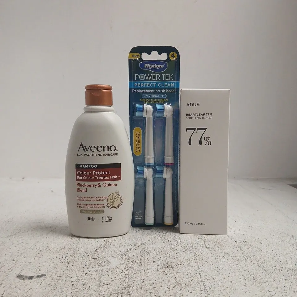 APPROXIMATELY 10 ASSORTED COSMETIC ITEMS INCLUDING VARIOUS MAKES AND BRANDS - COLLECTION ONLY