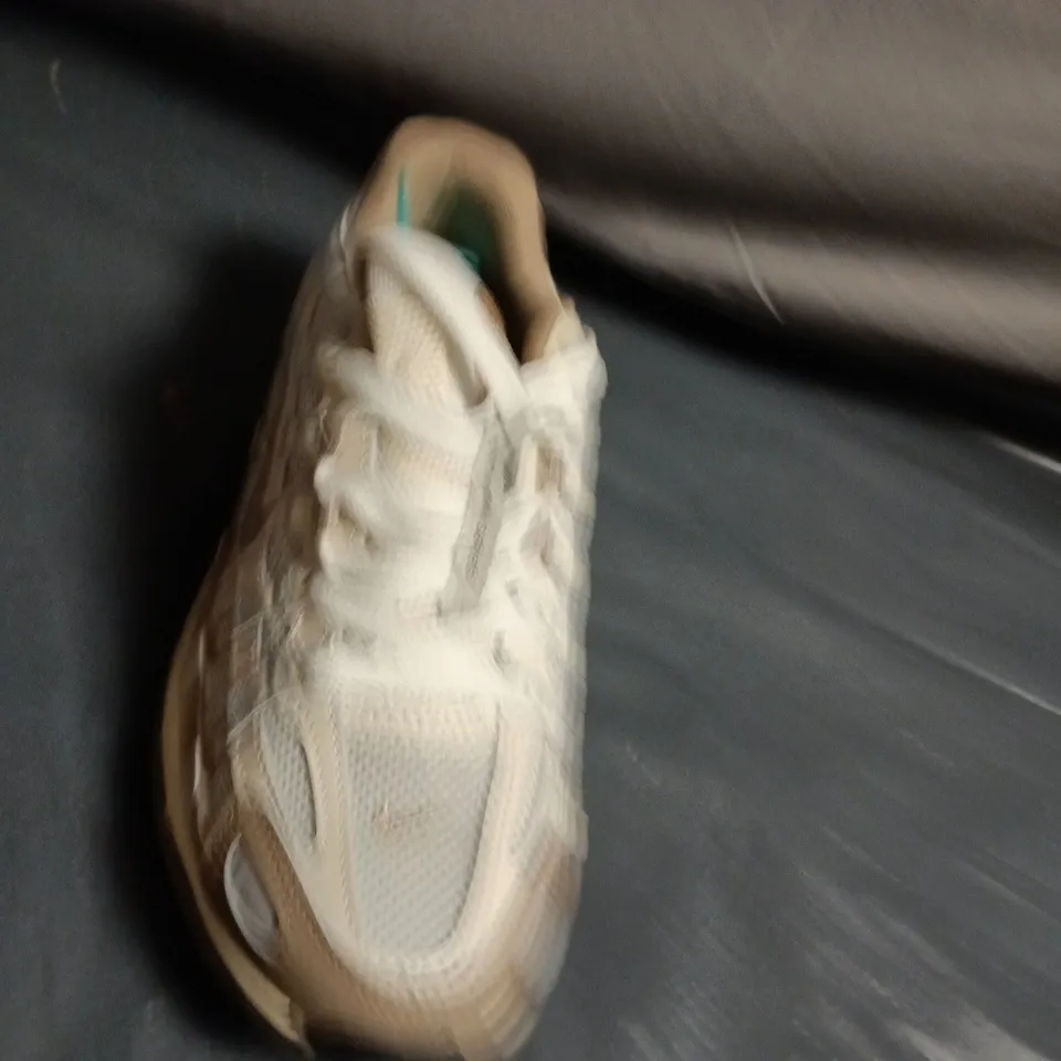 PAIR OF NIKE P-6000 TRAINERS - UK SIZE 6