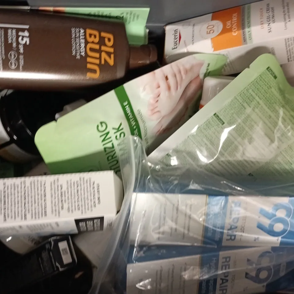 APPROXIMATELY 20 ASSORTED COSMETIC ITEMS TO INCLUDE JOLEN, OLAY, ETC - COLLECTION ONLY
