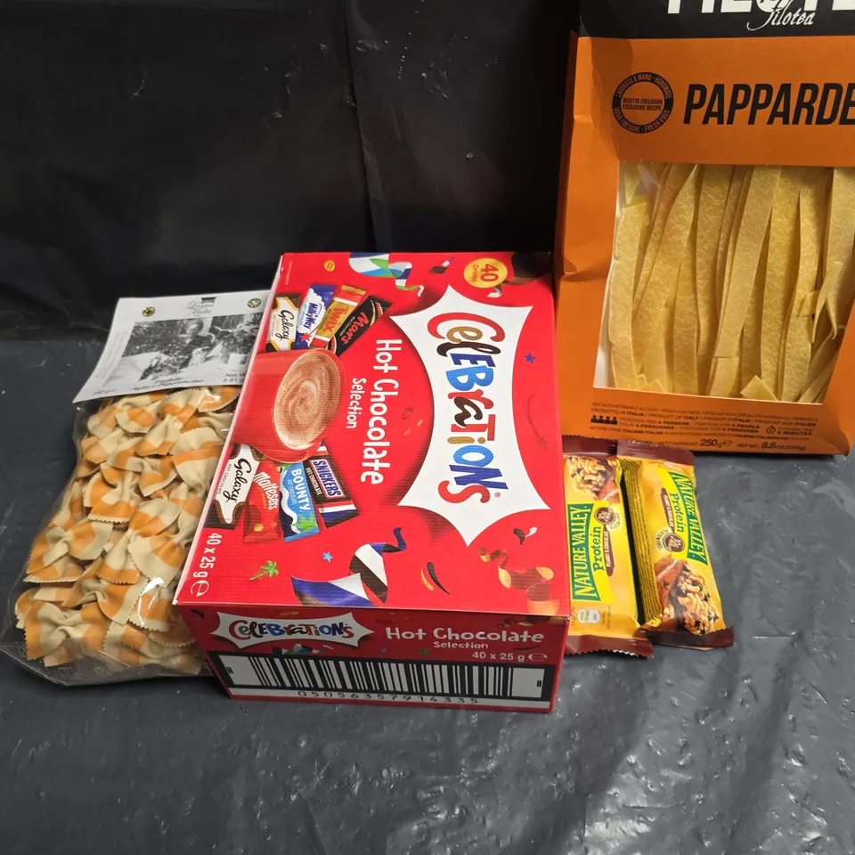 APPROXIMATELY 10 ASSORTED FOOD ITEMS TO INCLUDE - CELEBRATIONS HOT CHOCOLATE SECLECTION, PROTEIN BARS AND PASTA