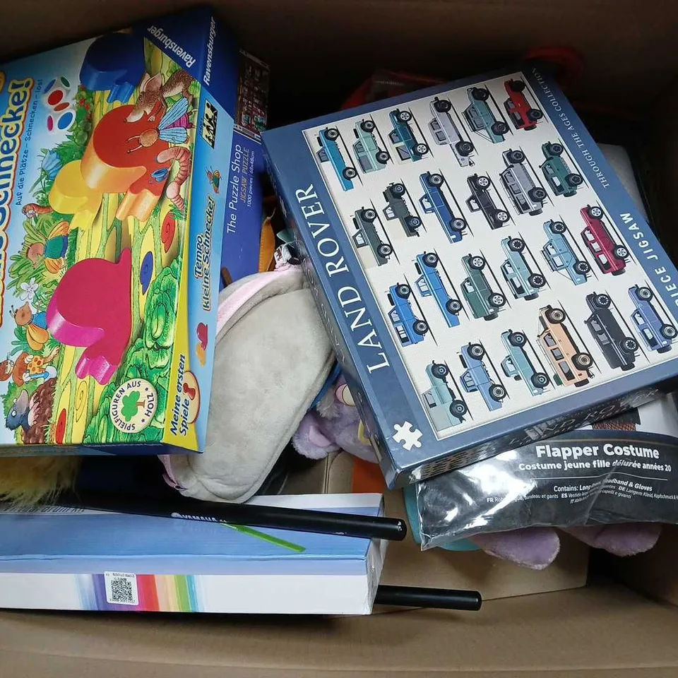 APPROXIMATELY 25 ASSORTED TOYS & GAMES TO INCLUDE FLAPPER COSTUME, LAAND ROVER PUZZLE, DISNEY BABY BOARD BOOKS, ETC