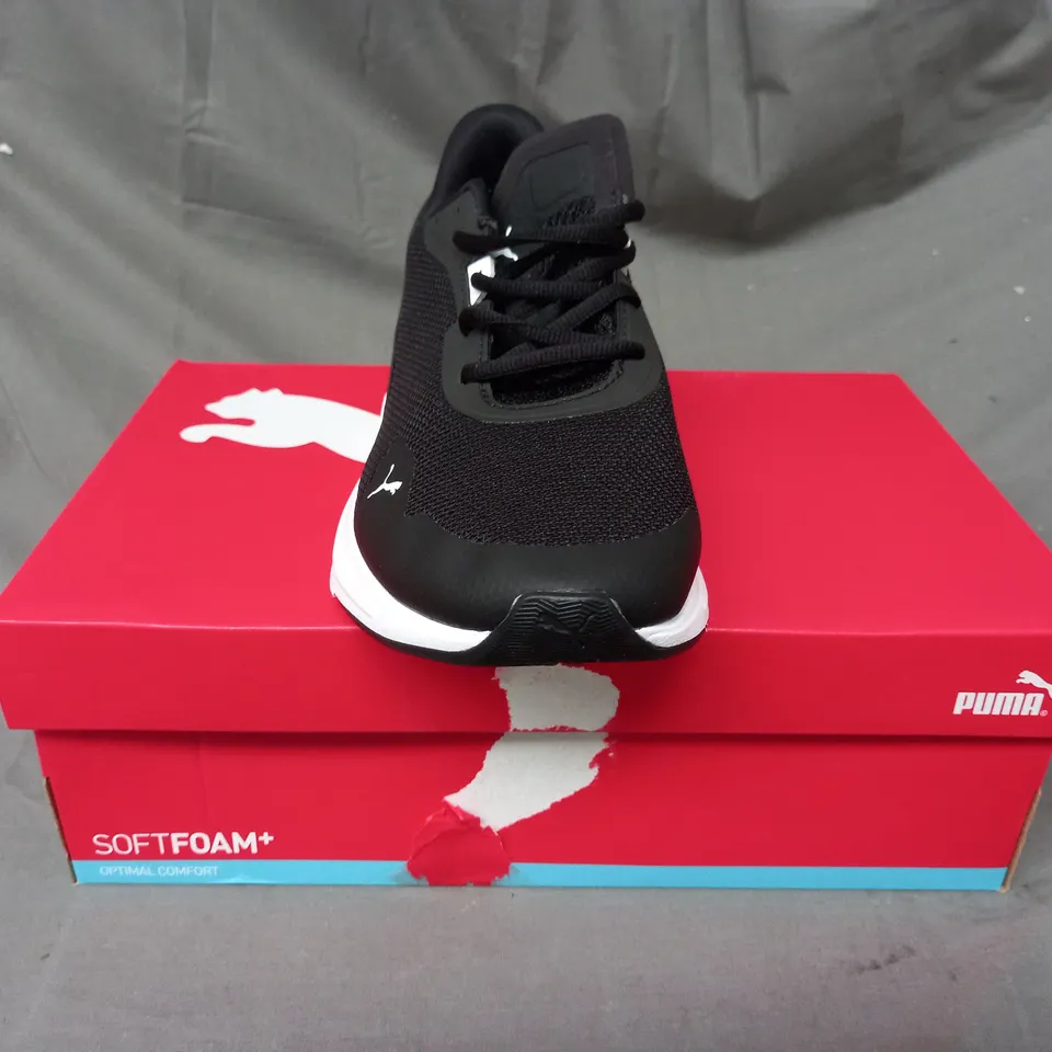 BOXED PAIR OF PUMA SOFTFOAM+ SHOES IN BLACK/WHITE UK SIZE 8