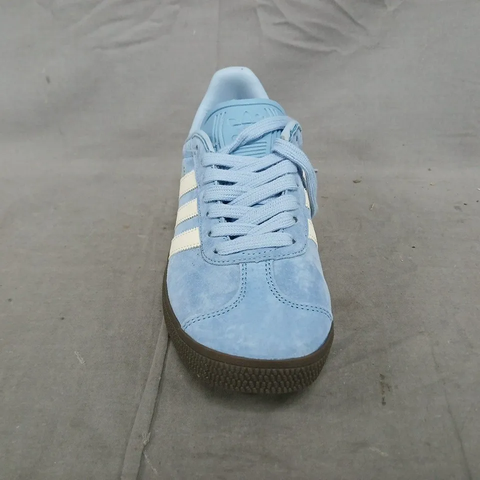 PAIR OF ADIDAS GAZELLE SHOES IN BLUE/WHITE SIZE UK 6.5