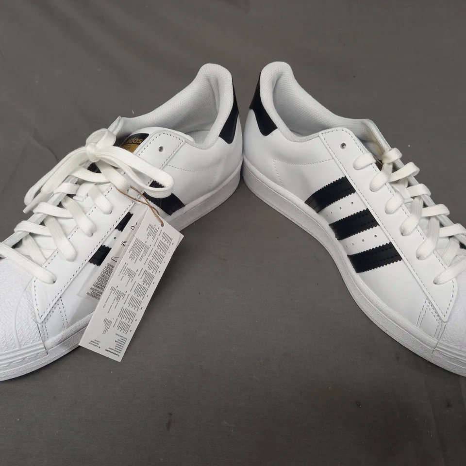 BOXED PAIR OF ADIDAS SUPERSTAR SHOES IN WHITE/BLACK UK SIZE 10