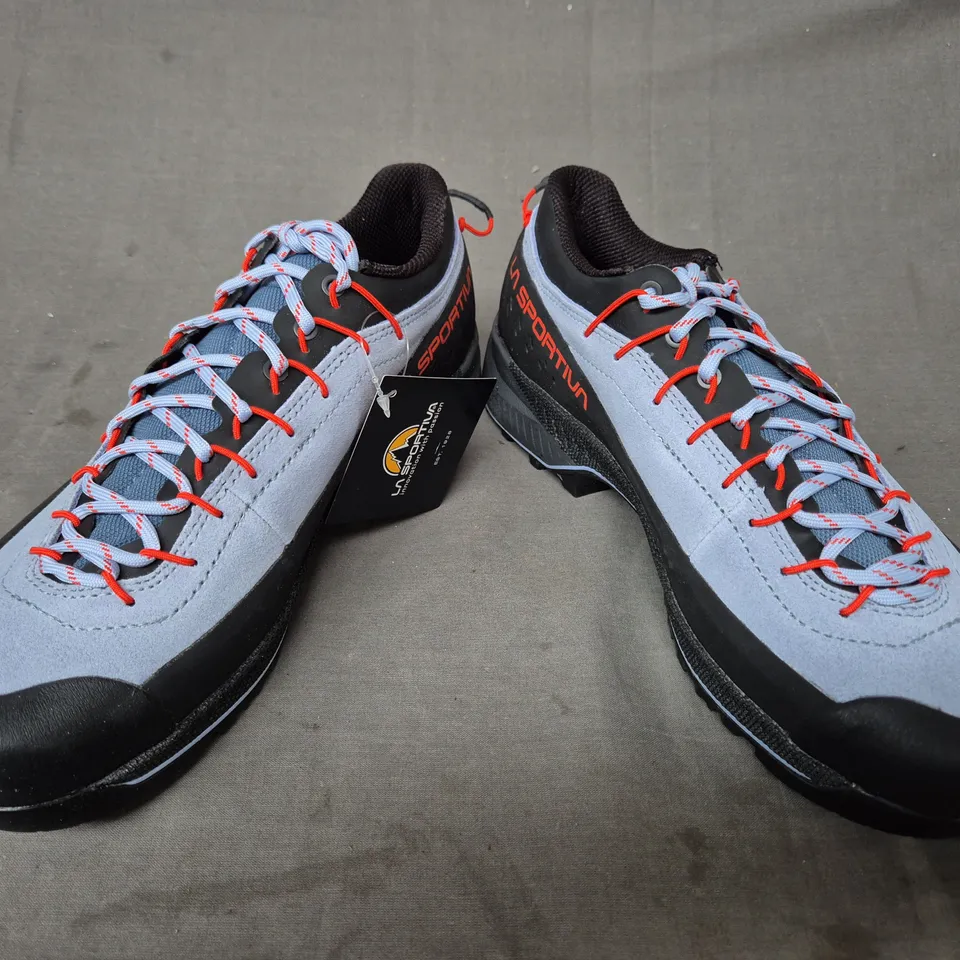 BOXED PAIR OF LA SPORTIVA SHOES IN BLUE/BLACK/RED UK SIZE 6+