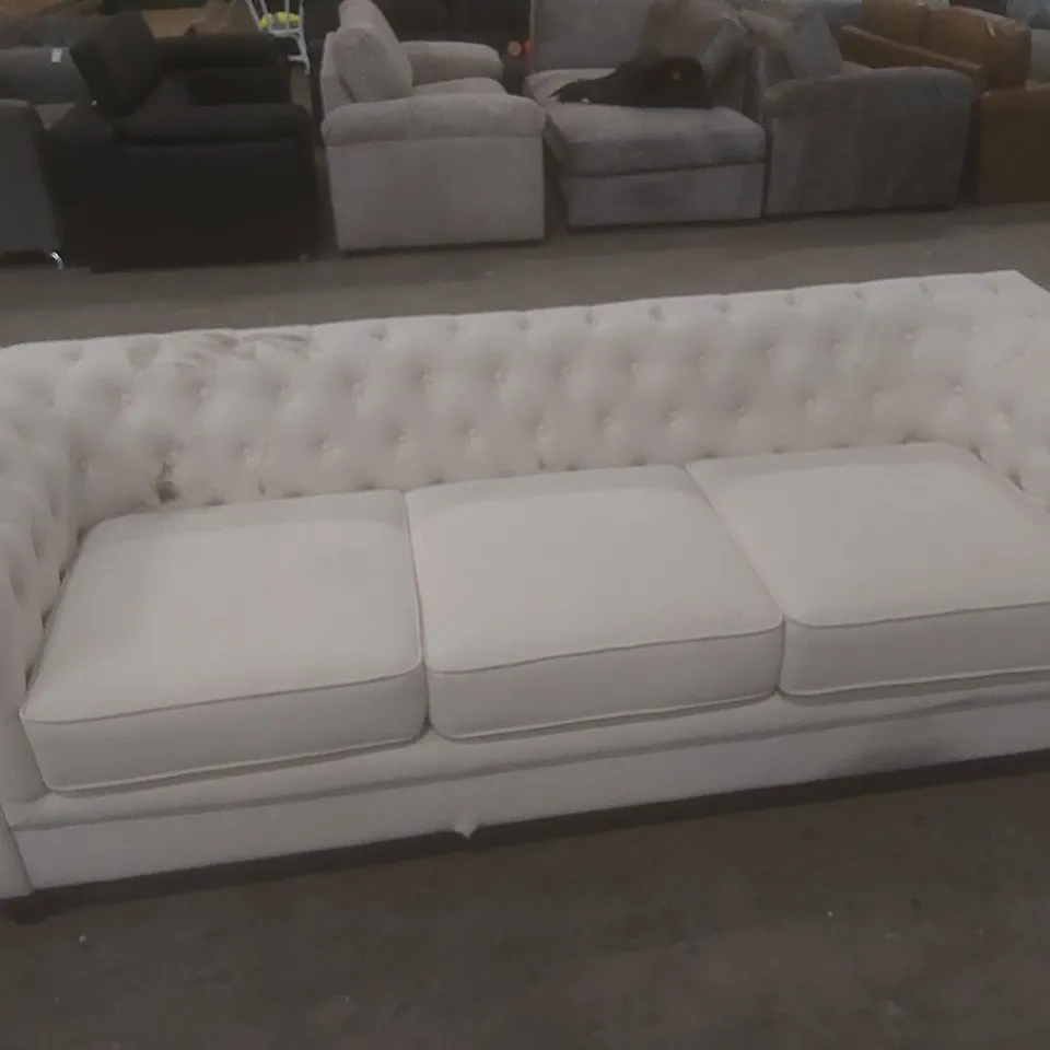 DESIGNER CHESTERFIELD 3 SEATER FABRIC UPHOLSTERED SOFA - CREAM