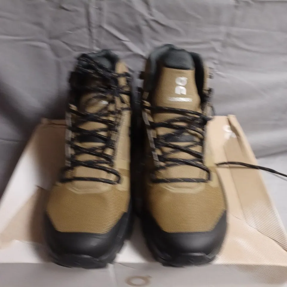 BOXED PAIR OF ON RUNNING HIKING BOOTS – UK SIZE 8
