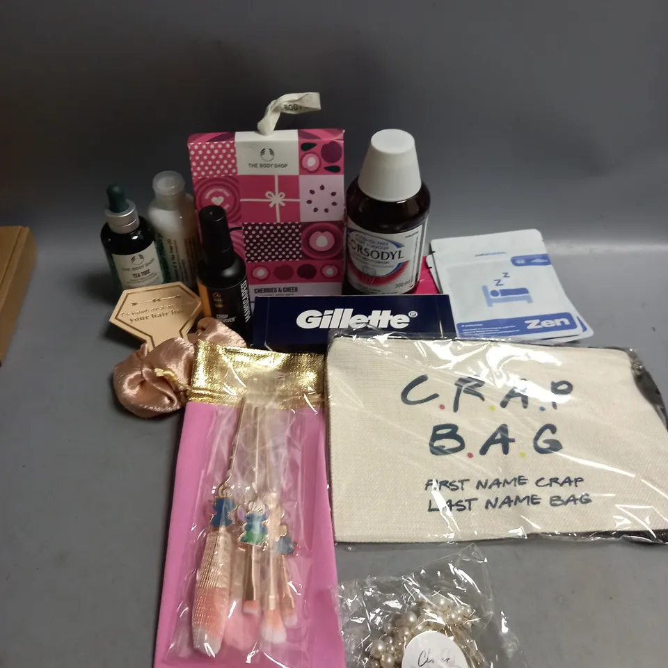 BOX OF APPROXIMATELY 20 COSMETIC ITEMS TO INCLUDE - STITCH MAKE UP BRUSHES - CORSODYL MOUTHWASH - MANSCAPED CROP REVIVER - ETC