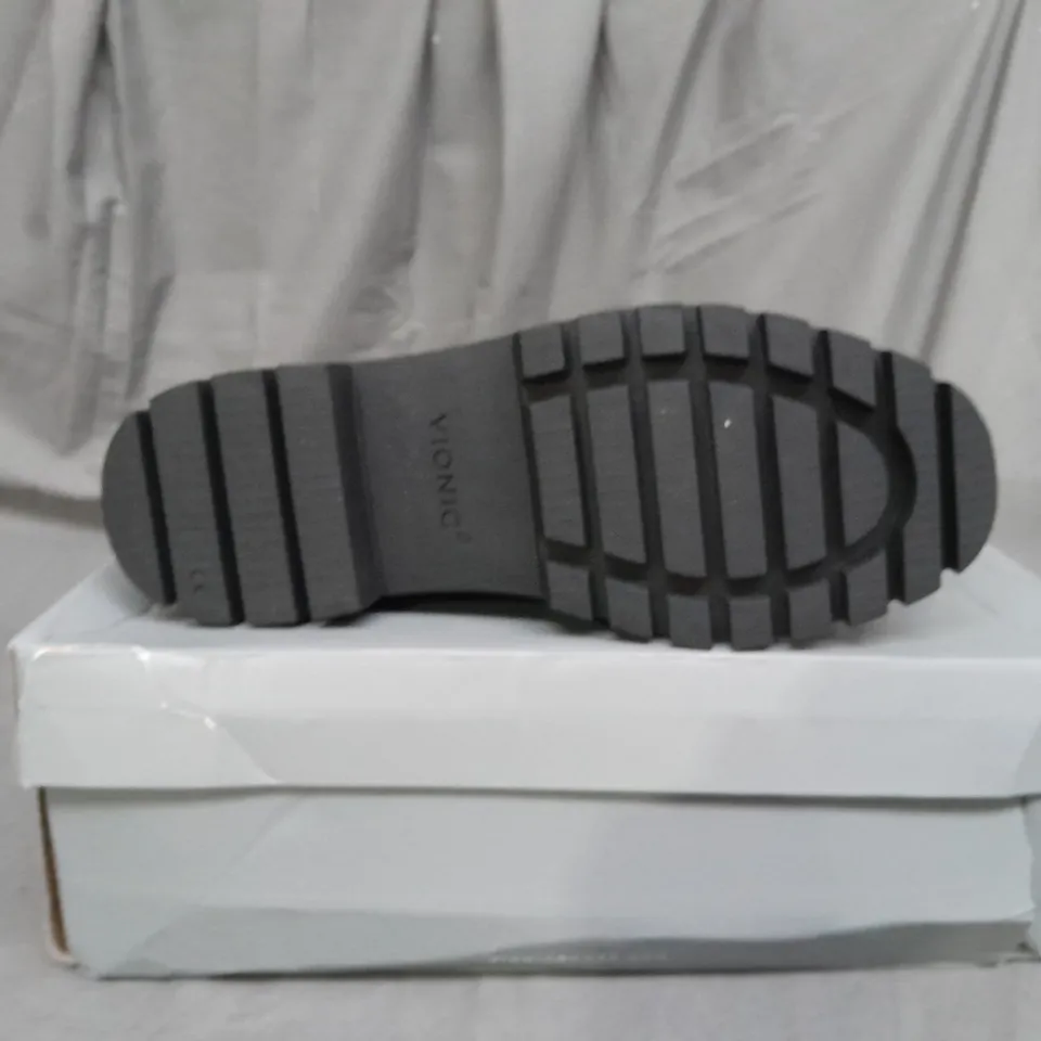 BOXED PAIR OF VIONIC ASPEN MILLIE LACE UP HIKER BOOTS IN BLACK SIZE 7 