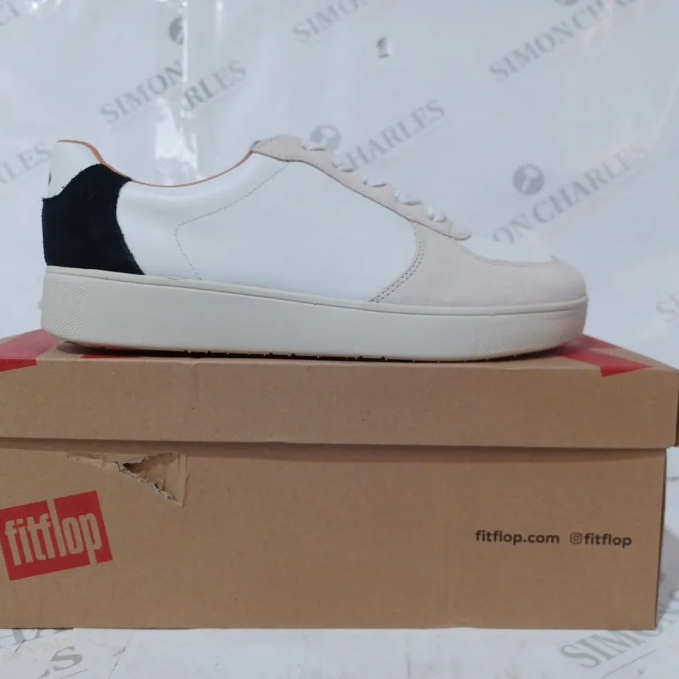 BOXED PAIR OF FITFLOP RALLY LEATHER/SUEDE PANEL SNEAKERS IN WHITE/GREY UK SIZE 6