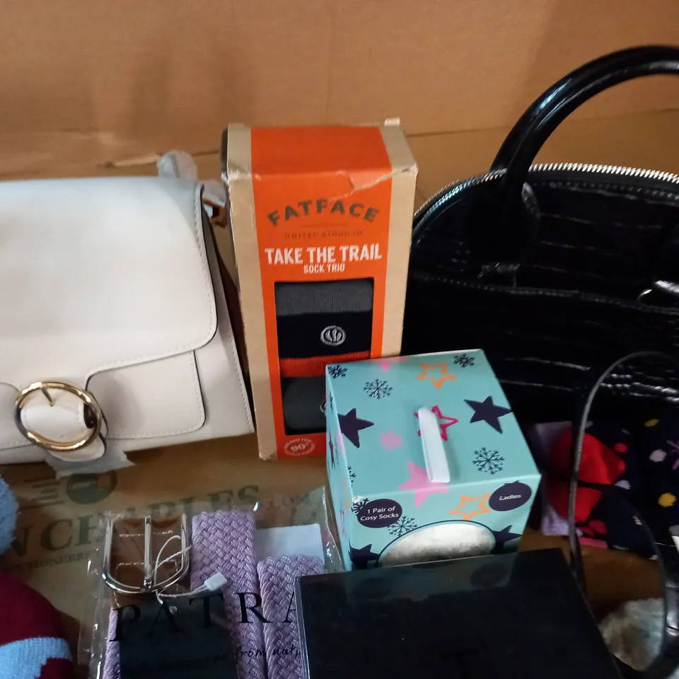 LOT OF APPROXIMATELY 20 ASSORTED CLOTHING ACCESSORY ITEMS TO INCLUDE BAGS, SOCKS AND HEAD WEAR