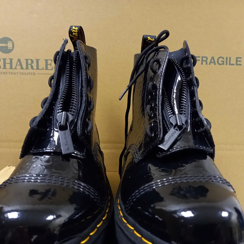 BOXED PAIR OF DR. MARTENS BLACK BOOTS - SIZE 7