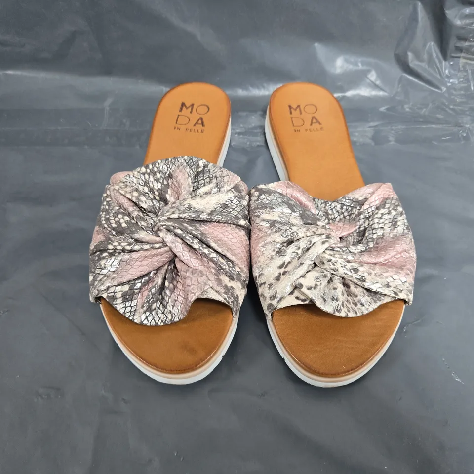 BOXED PAIR OF MODA SNAKE PRINT TWIST BOW SPORTY SOLE SANDAL - UK SIZE 40