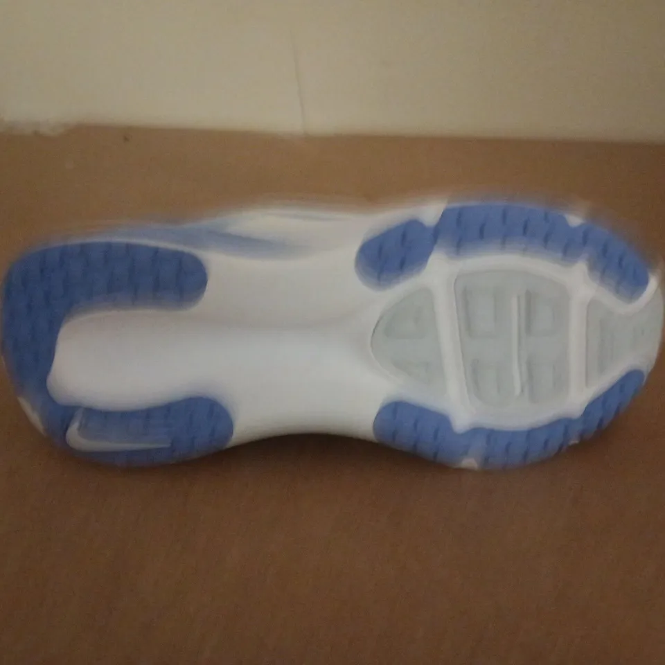 UNBOXED PAIR OF NIKE RUNNING ZOOMX RUNNING TRAINERS IN WHITE/BLUE - UK 5