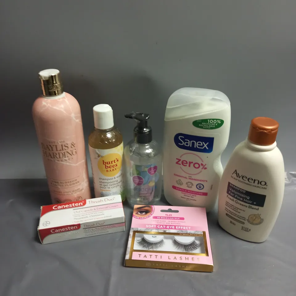BOX OF APPROXIMATELY 20 COSMETIC ITEMS TO INCLUDE - BAYLIS & HARDING BODY WASH - BURT'S BEES BABY SHAMPOO & WASH - LOVE HONEY LUBRICANT - ETC