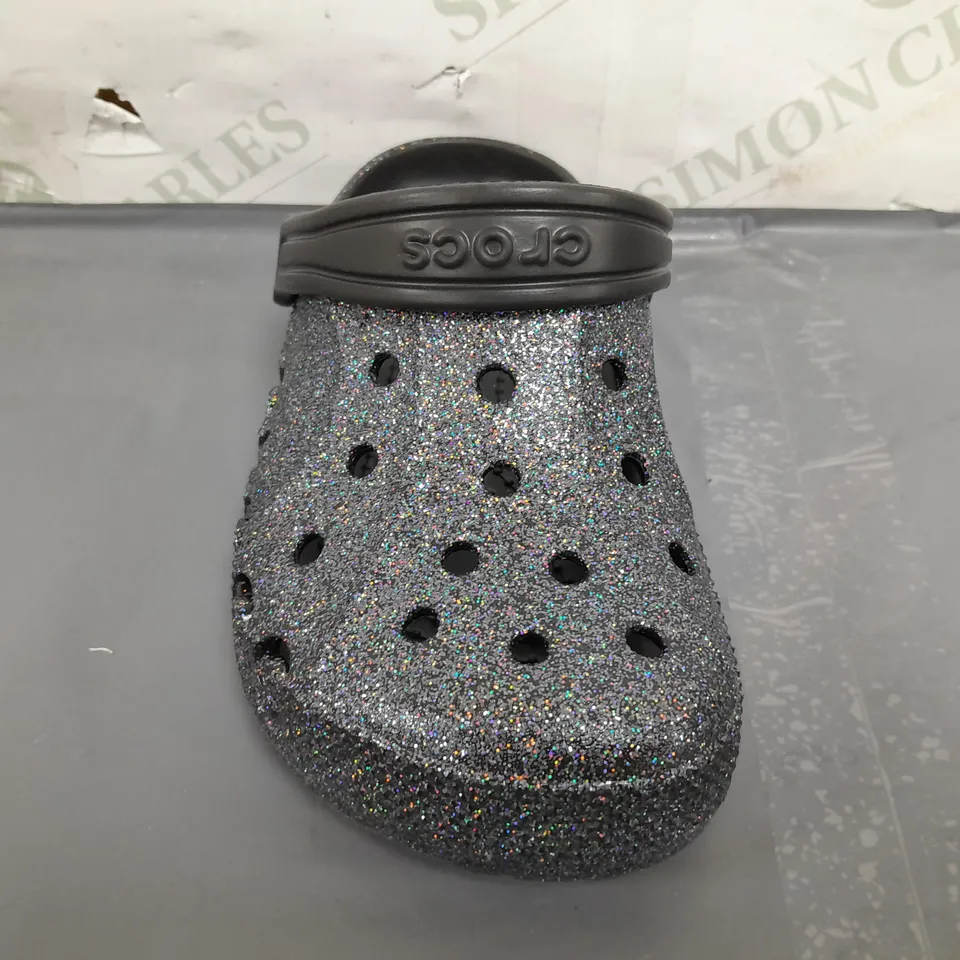 PAIR OF CROCS BAYA GLITTER KIDS CLOGS UK SIZE J1