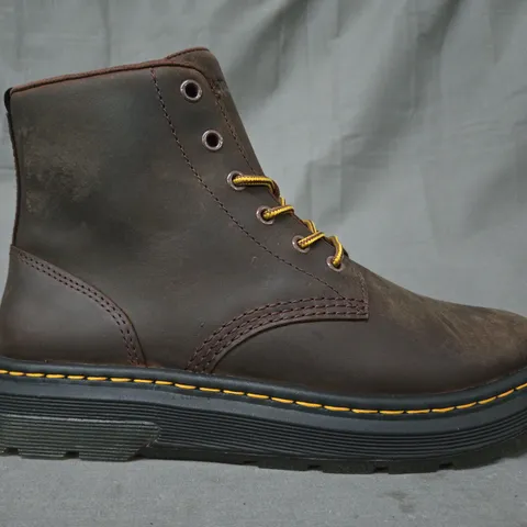 BOXED PAIR OF DR MARTENS CREWSON CHUKKA ANKLE BOOTS IN DARK BROWN UK SIZE 8