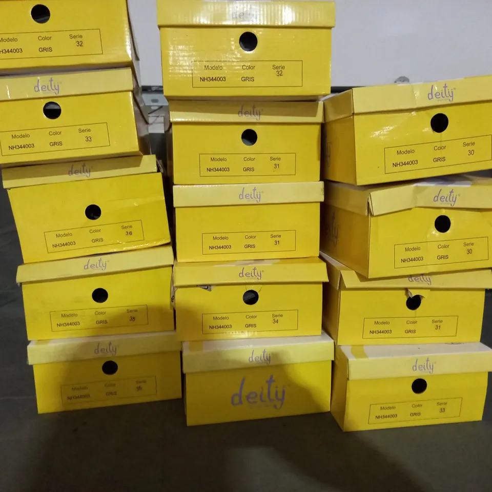 APPROXIMATELY 14 BOXED PAIR OF DEITY JUNIOR KIDS SHOES IN VARIOUS SIZES TO INCLUDE SIZE 33EU