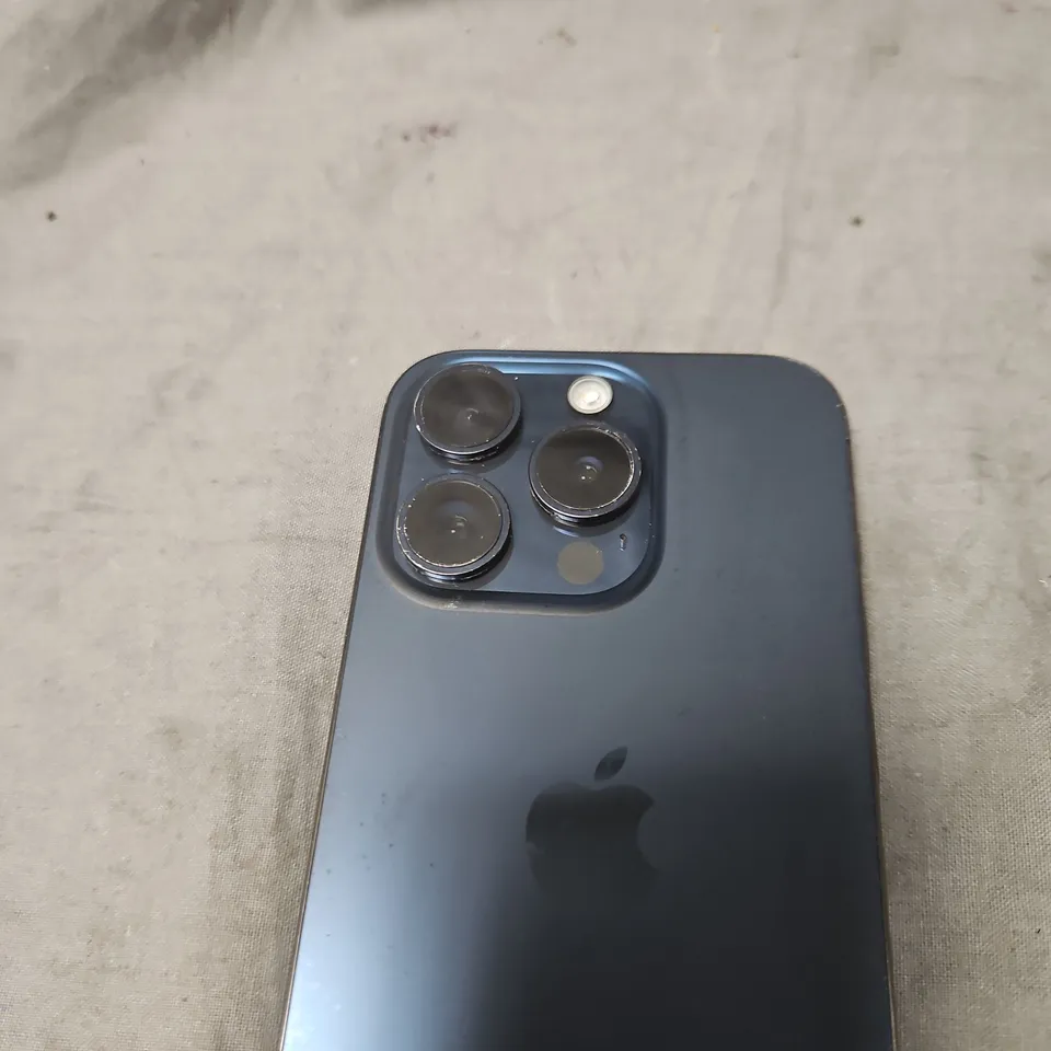 APPLE IPHONE SMARTPHONE IN NAVY – CRACKED REAR CORNER