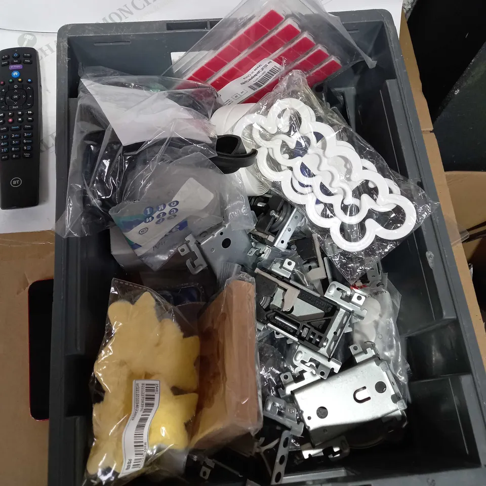 BOX OF APPROX 30 ASSORTED ITEMS TO INCLUDE - ANTIMICROBIAL COVER CAPS, 2 WAY COSMETIC MIRRORS, 3 WAY ADAPTORS ETC
