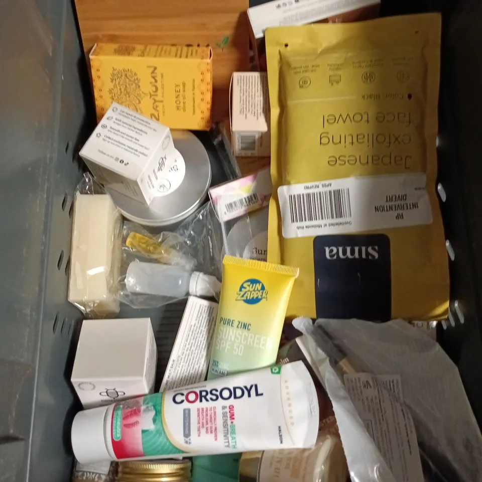 APPROXIMATEY 20 ASSORTED HEALTH AND BEAUTY PRODUCTS TO INCLUDE - KISS PRESS ON NAILS - GARNIER BODY REPLENISHING LOTION AND GUTOLOGY MINERAL TOOTHPASTE