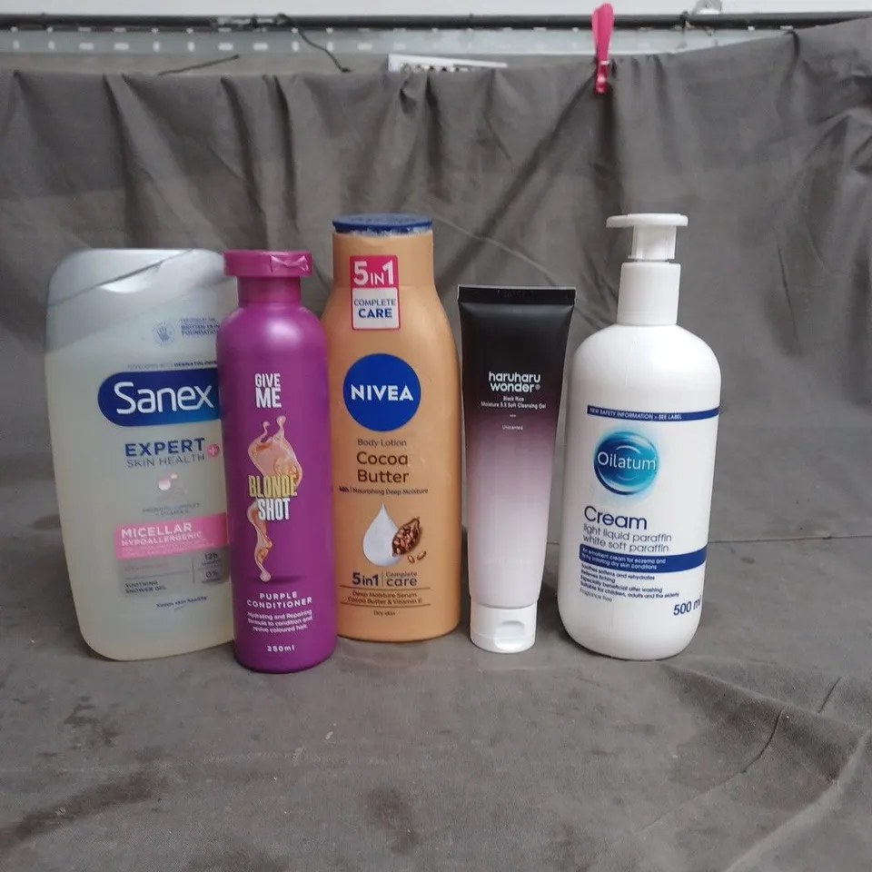 APPROXIMATELY 20 HEALTH AND BEAUTY PRODUCTS TO INCLUDE SANEX SHOWER GEL, OILATUM CREAM AND GIVE ME BLONDE SHOT SHAMPOO