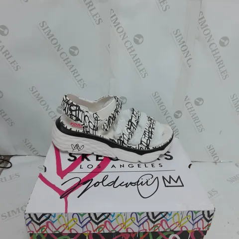 BOXED PAIR OF SKETCHERS LA SIZE 6 SANDALS