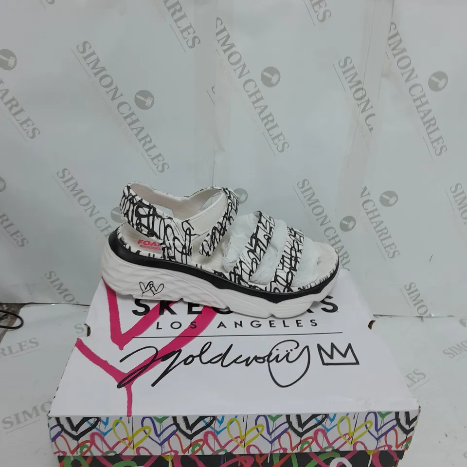 BOXED PAIR OF SKETCHERS LA SIZE 6 SANDALS