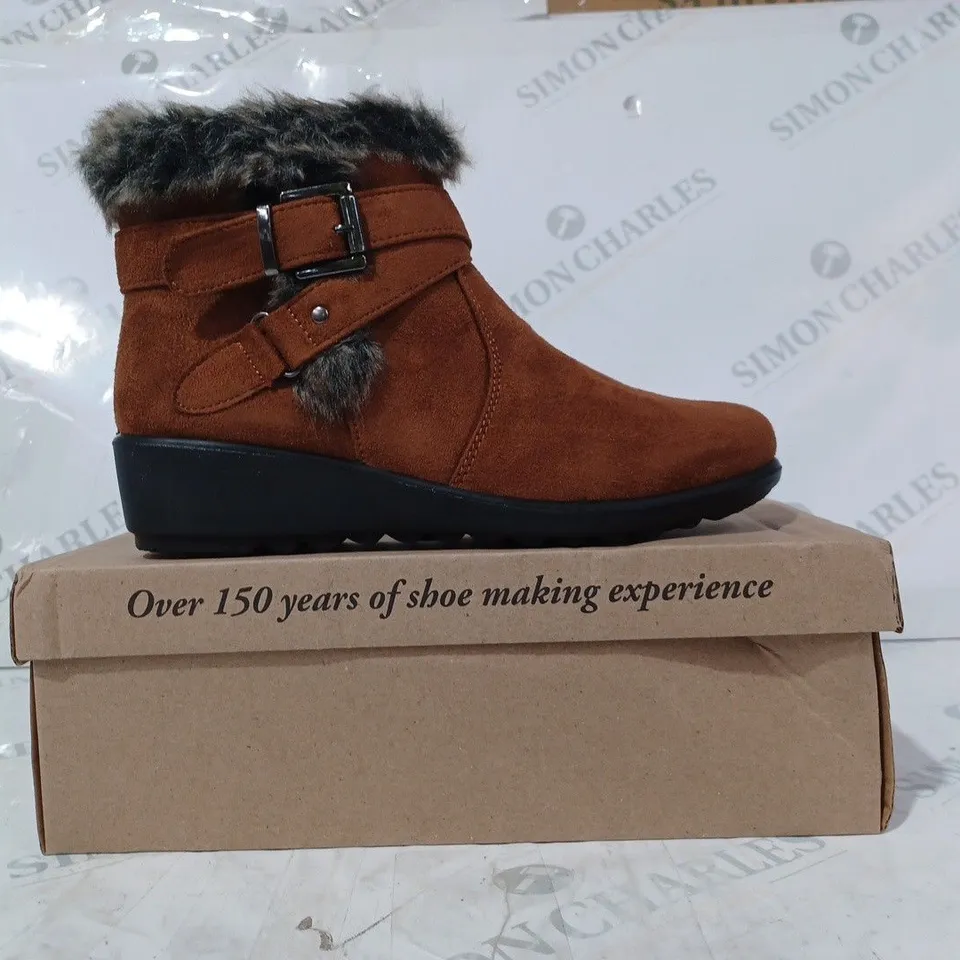 BOXED PAIR OF CUSHION-WALK WRAP BUCKLE DETAIL BOOTS IN TAN SIZE 4