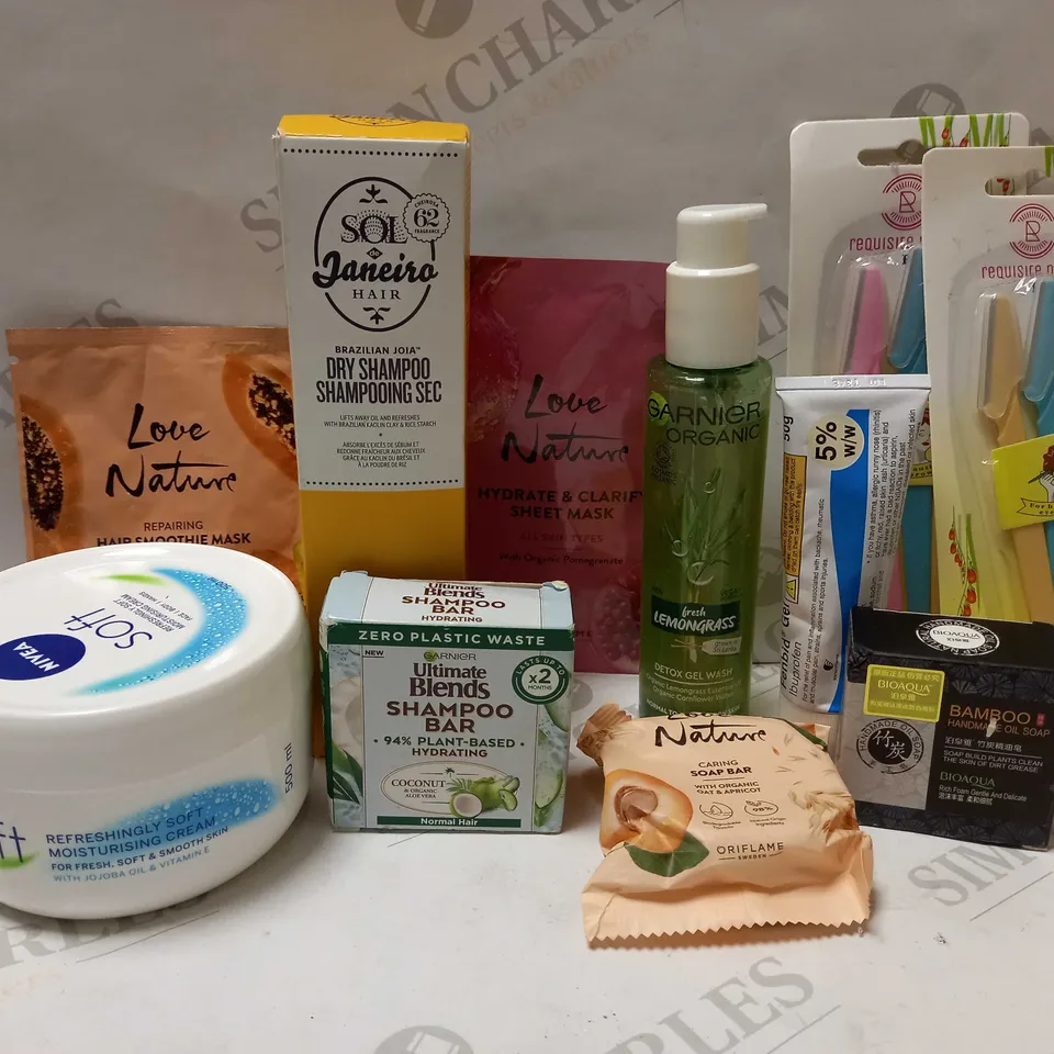 LOT OF APPROX 10 ASSORTED COSMETIC ITEMS TO INCLUDE BROW RAZORS, SHAMPOO BAR, MOISTURIZING CREAM, ETC