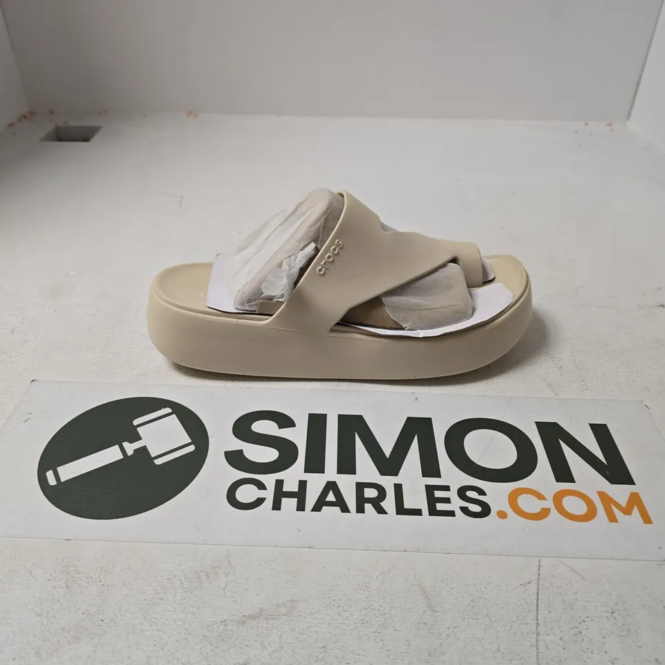 UNBOXED PAIR OF CROCS GETAWAY PLATFORM TIE LOOP IN CREAM - W9