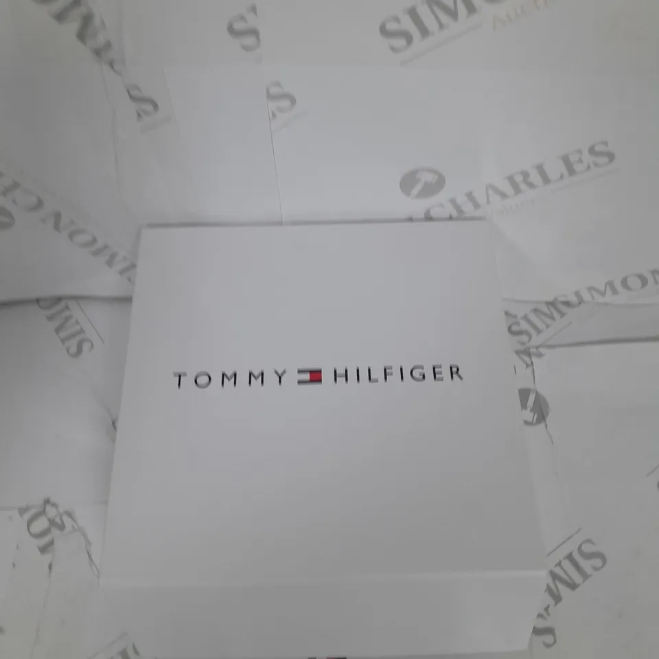 BOXED TOMMY HILFIGER BABY KNITTED SET GIFTBOX SIZE UNSPECIFIED