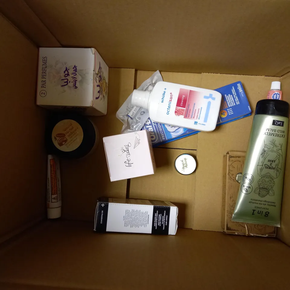 BOX OF APPROX 15 COSMETIC ITEMS TO INCLUDE FRESH SKIN ARNICA GEL, NATURES AID COMFREY OIL, HAMIDI GOLDEN DUST