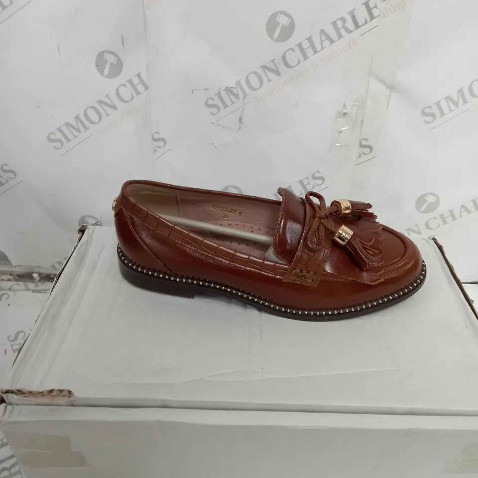 BOXED PAIR OF MODA IN PELLE TASSLED LOAFER SIZE 3 BROWN 