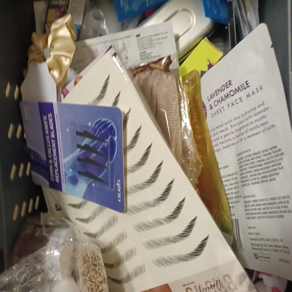 APPROXIMATELY 20 ASSORTED HEALTH & BEAUTY PRODUCTS TO INCLUDE ALBERTO BALSAM STYLING GEL, SUNDAY RAIN BUBBLE BATH, BODY SHOP JOLLY & JUICY STRAWBERRY TREATS ETC