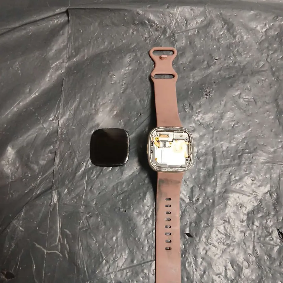 FITBIT SMARTWATCH WITH SILICONE STRAP – DISPLAY DETACHED