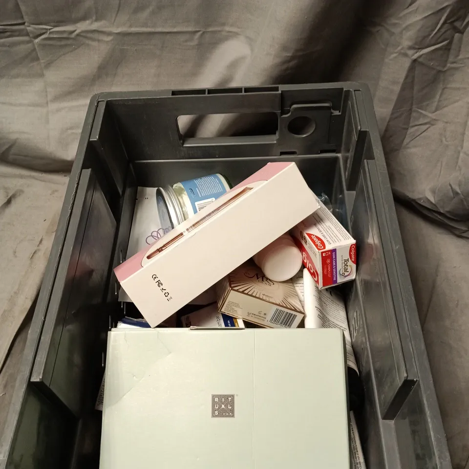 APPROXIMATELY 15 ASSORTED COSMETIC ITEMS TO INCLUDE DUAL HEAD SHAVER, RITUALS GIFT SET, FOOT CARE CREAM, COLGATE, BODY BUTTER ETC