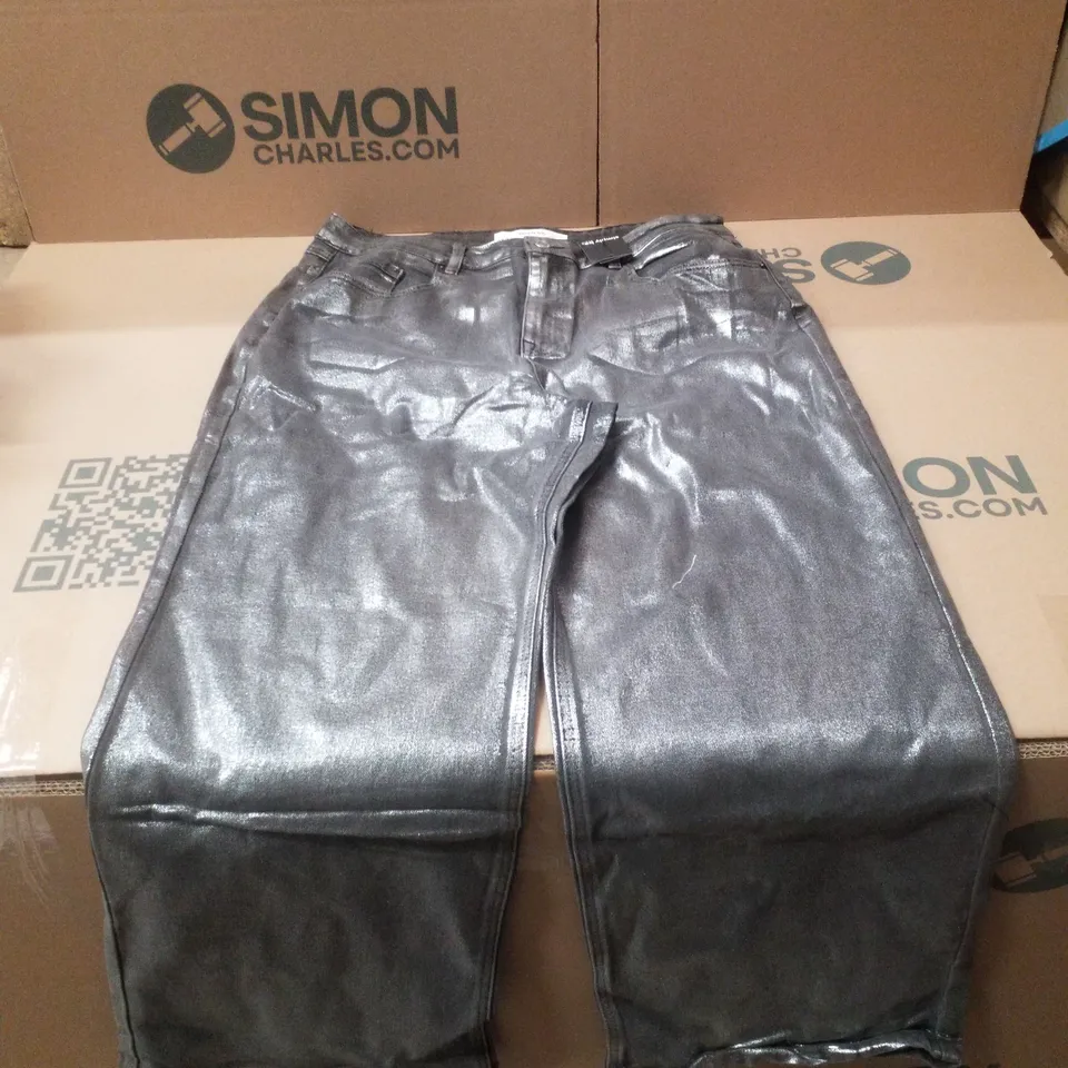 BOX CONTAINING APPROXIMATELY 13 BRAND NEW SIMPLY BE SILVER METALLIC COATED WIDE LEG JEANS - SIZE 18R