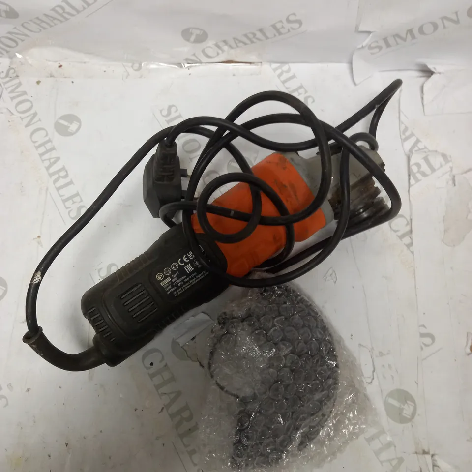 BLACK & DECKER 710W ANGLE GRINDER