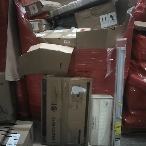 A PALLET CONTAINING ASSORTED HOUSEHOLD GOODS AND PRODUCTS TO INCLUDE; L SHAPED DESK, BABY MAT, BLINDS, BOXED FURNITURE ETC