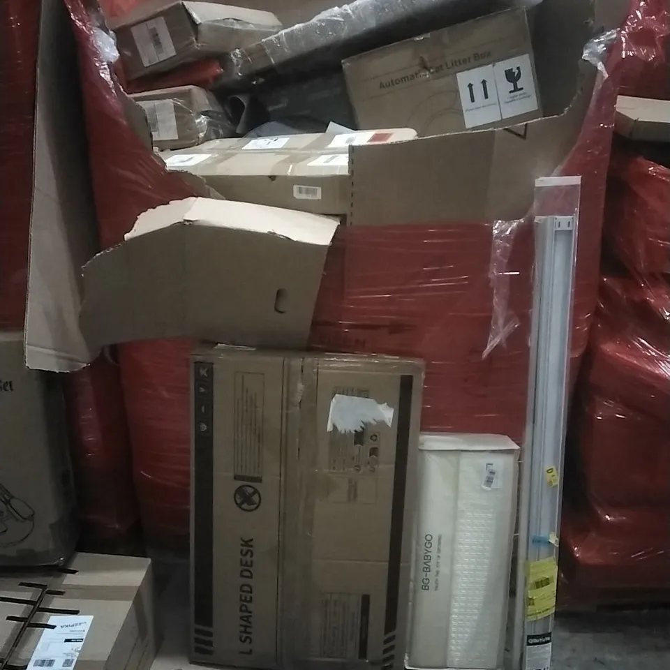 A PALLET CONTAINING ASSORTED HOUSEHOLD GOODS AND PRODUCTS TO INCLUDE; L SHAPED DESK, BABY MAT, BLINDS, BOXED FURNITURE ETC