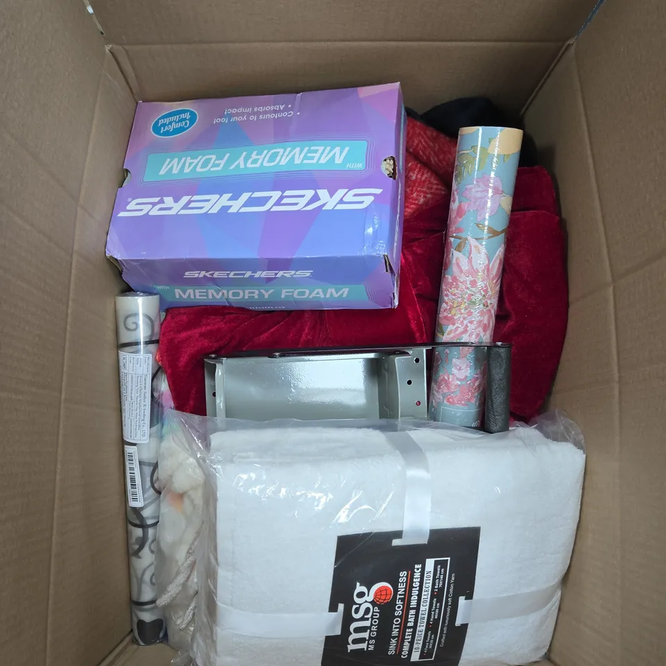 BOX OF APPROXIMATELY 15 ASSORTED HOUSEHOLD ITEMS 