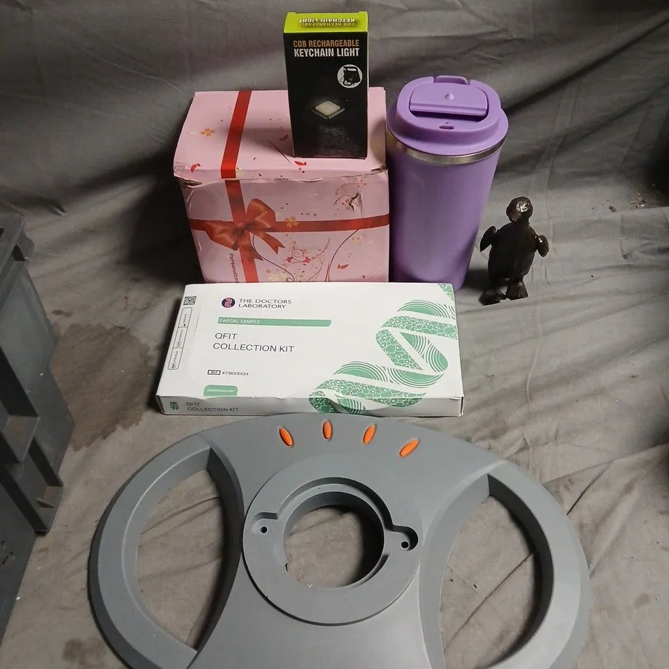 APPROXIMATEY 15 HOUSEHOLD ITEMS TO INCLUDE FAB TUMBLER, DUCK ORNAMENT AND KEYCHAIN LIGHT