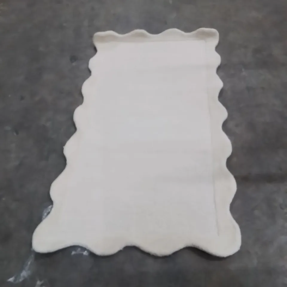 QUALITY DESIGNER AREA RUG - APPROXIMATELY 150X90CM